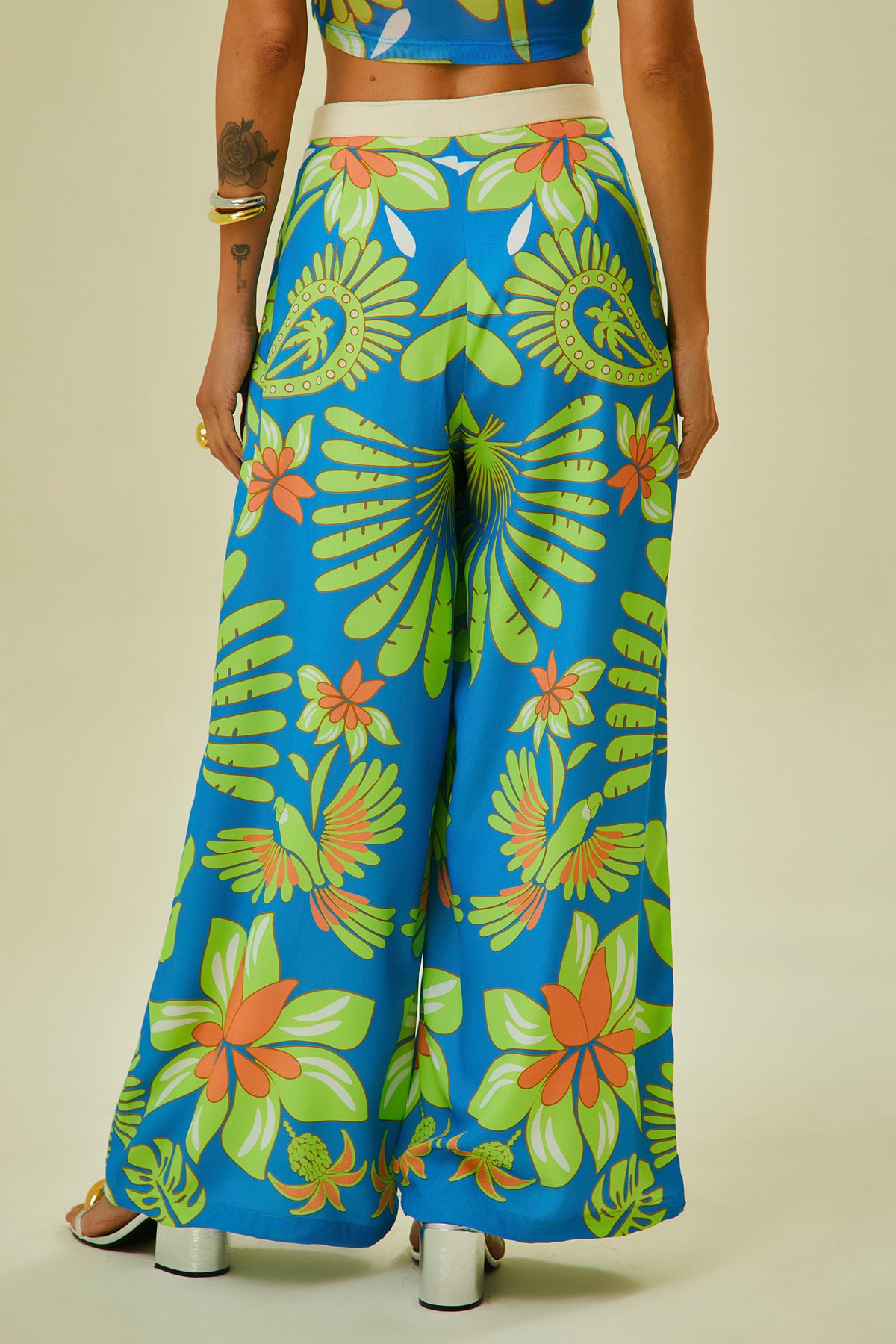 Calca C/ Bolso E Barra Bordada Lenco Floral